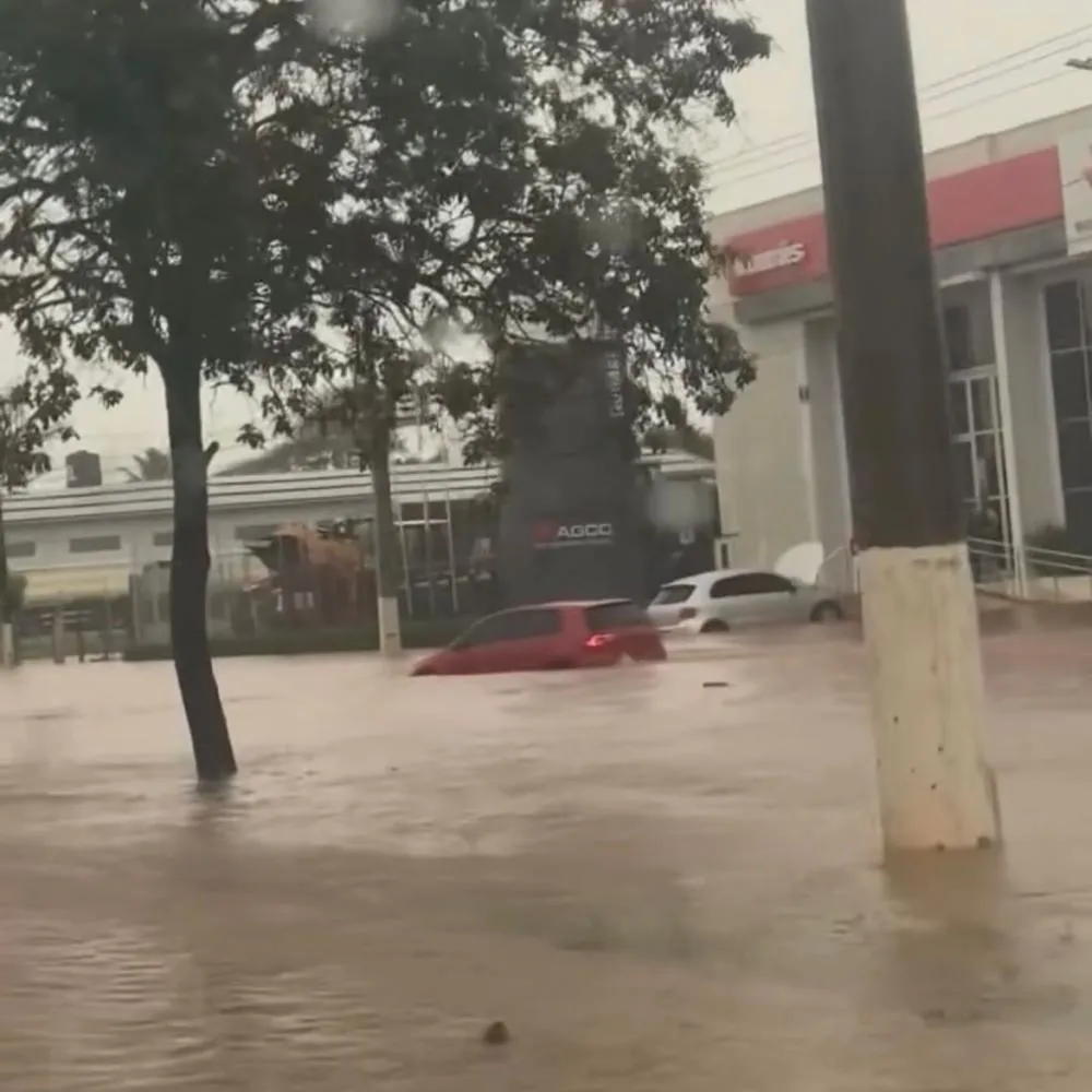 Chuva forte causa alagamentos em Campo Verde