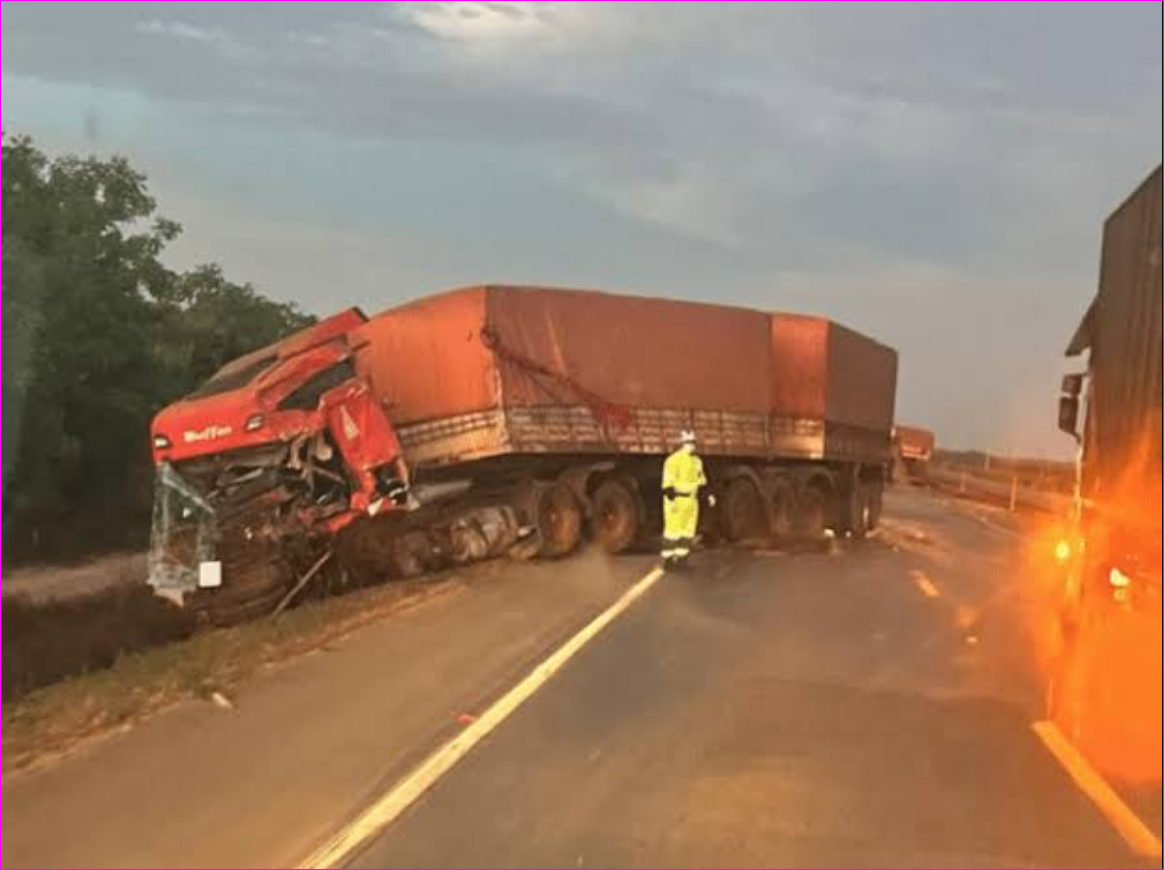 Acidente entre caminhões deixa motorista ferido na BR-163 em MT