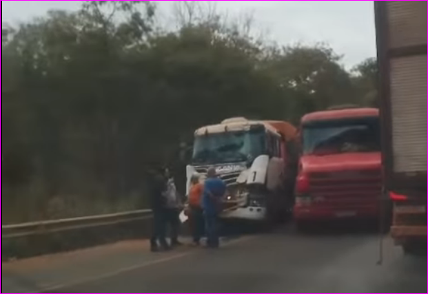 Acidente na Serra da Petrovina causa engavetamento na BR-364