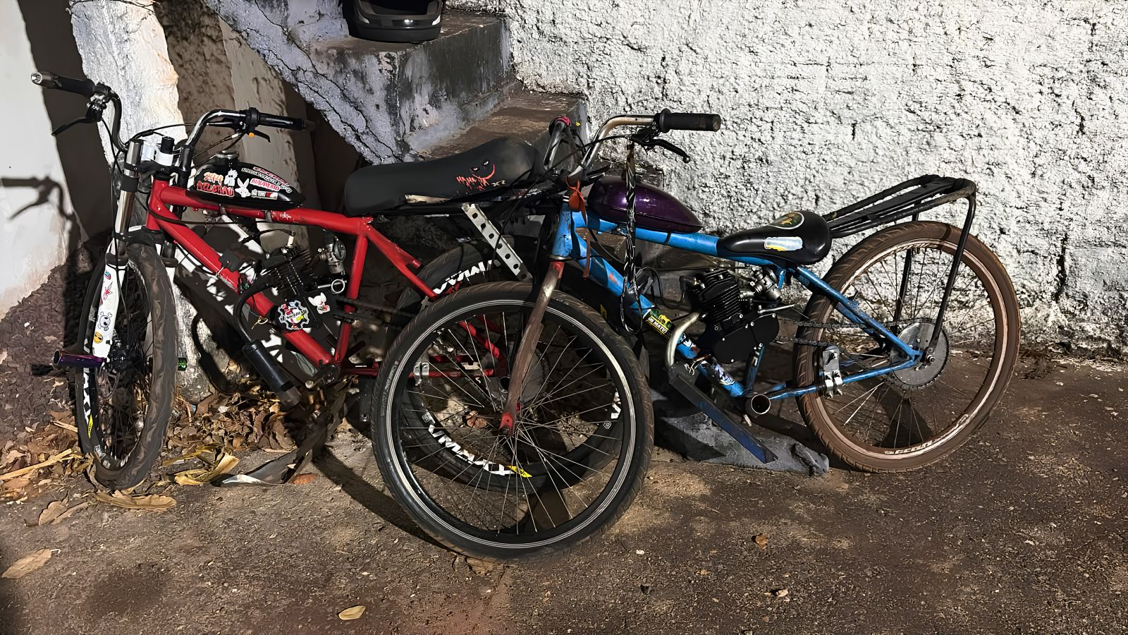 Adolescentes caem de bicicletas motorizadas e fogem da PM em Canarana