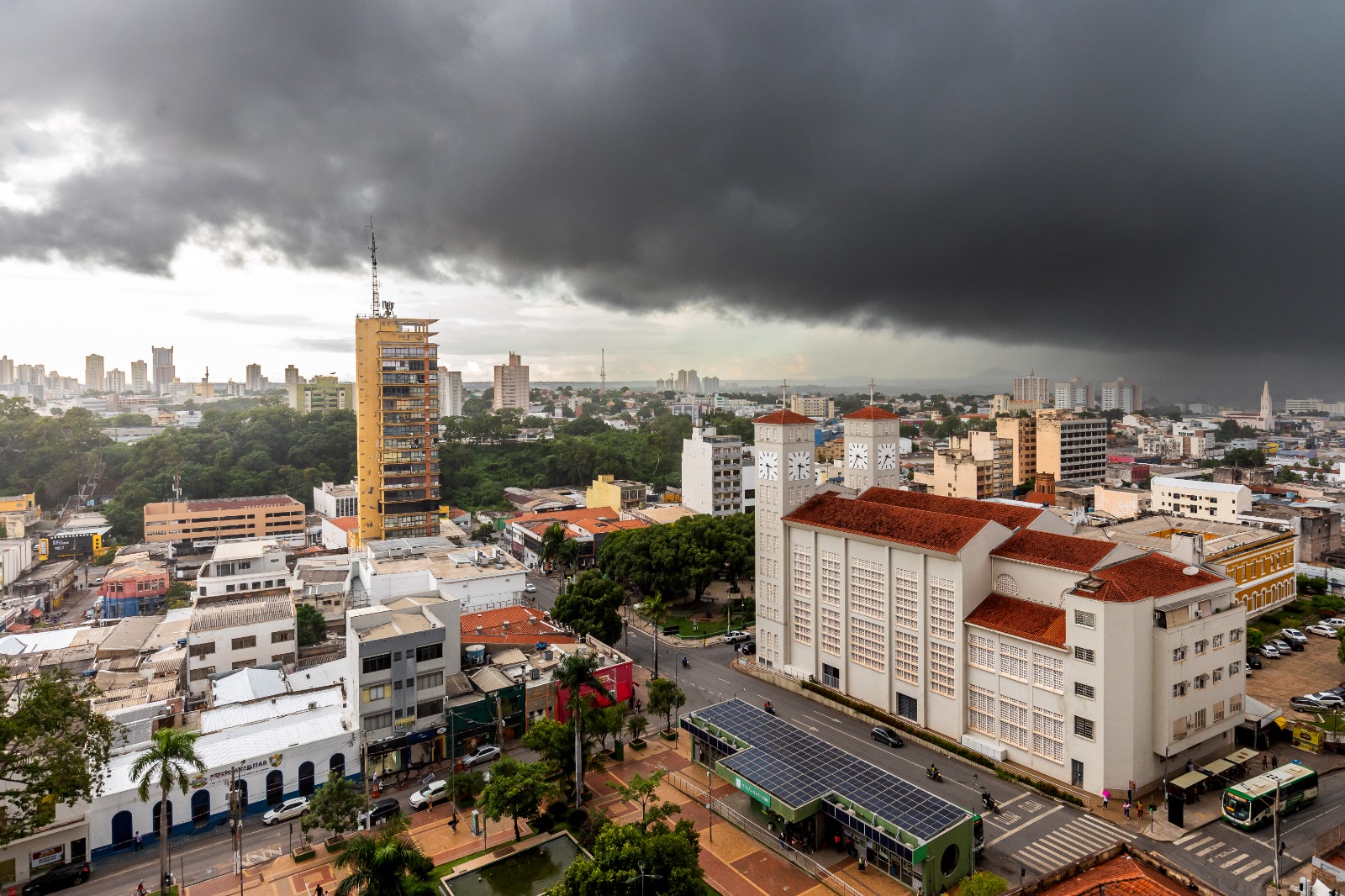 Alerta de tempestade e ventos de 60 km/h em Cuiabá, MT