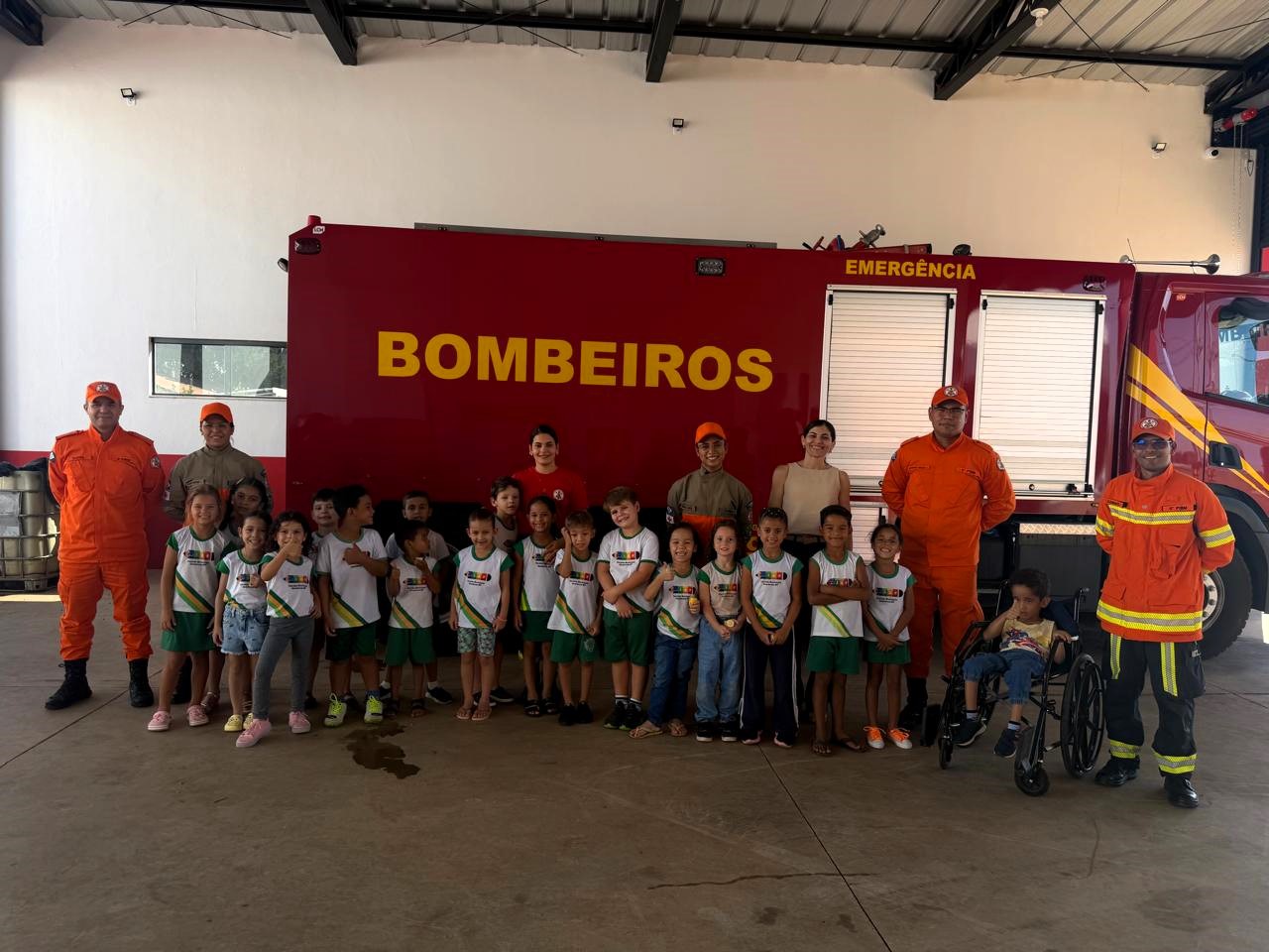 Alunos mirins visitam quartel de bombeiros em Querência