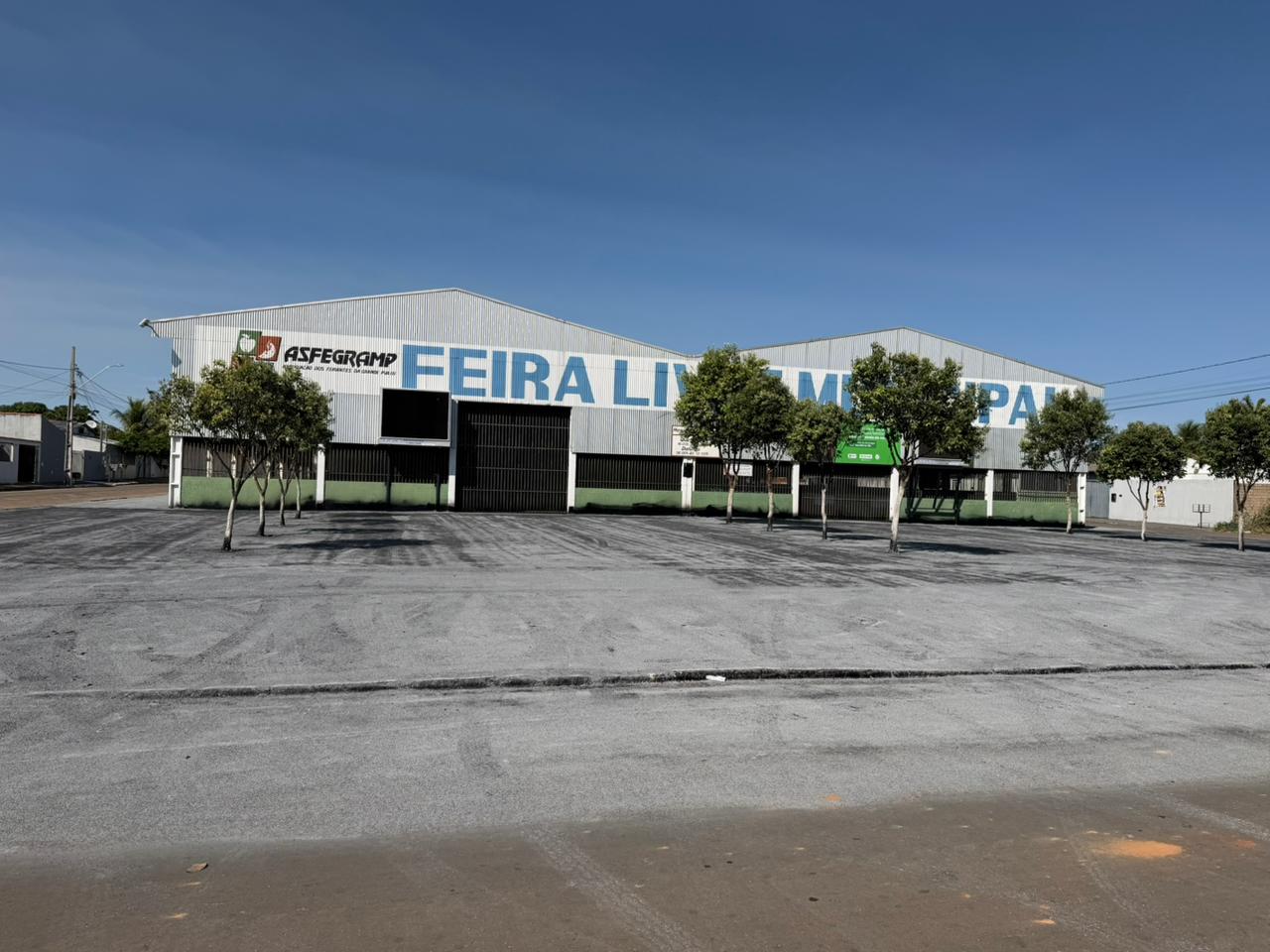 Asfalto revitalizado transforma área da feira do Primavera III