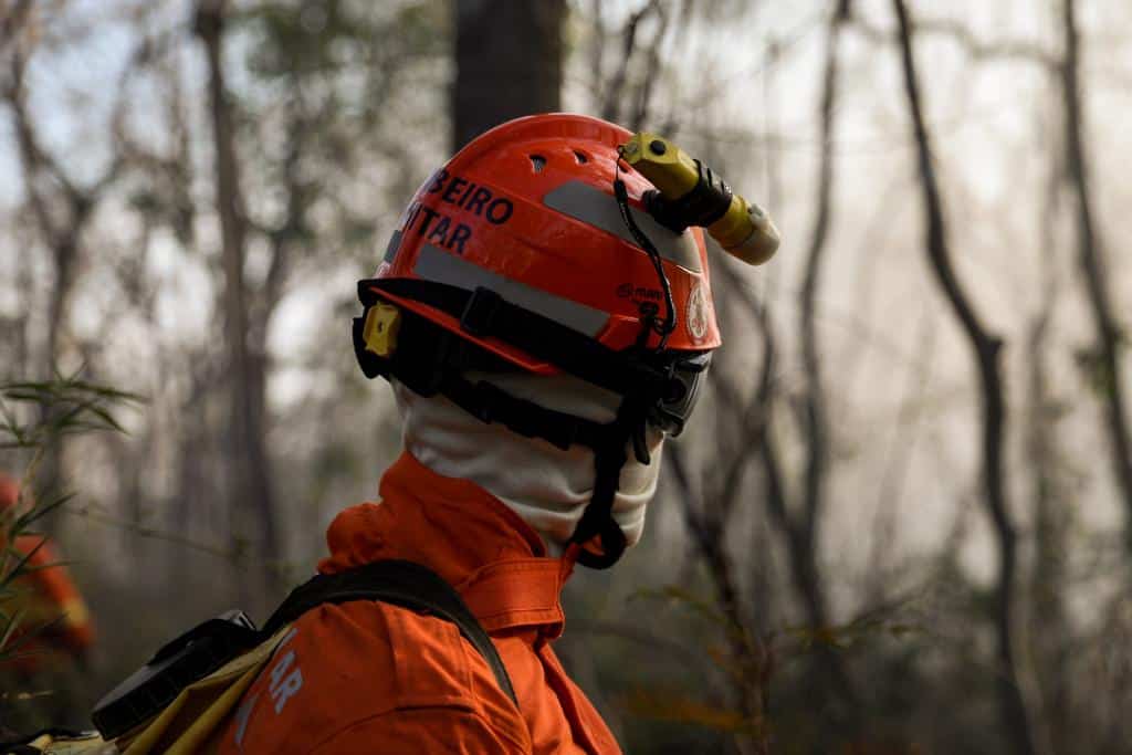 Bombeiros combatem dois incêndios em vegetação em Rondonópolis