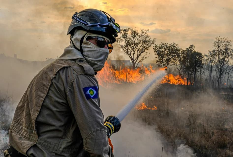 Bombeiros combatem seis incêndios florestais simultâneos em Mato Grosso