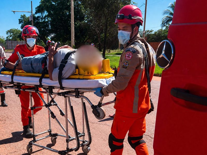 Bombeiros socorrem idoso e motociclista em plantão em Cáceres