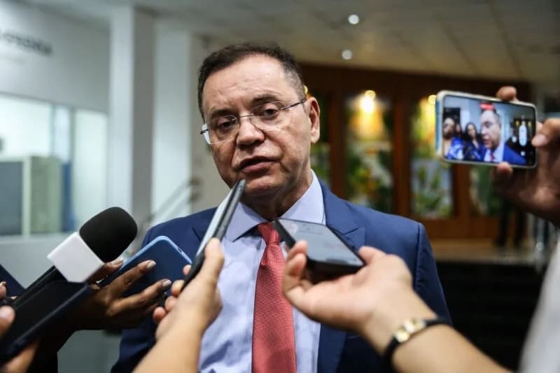 Botelho ironiza Medeiros e diz que rival teme força política em MT