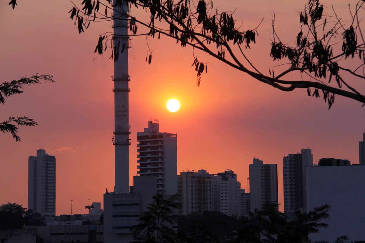 Calor de 40°C e ar seco colocam Cuiabá em alerta máximo