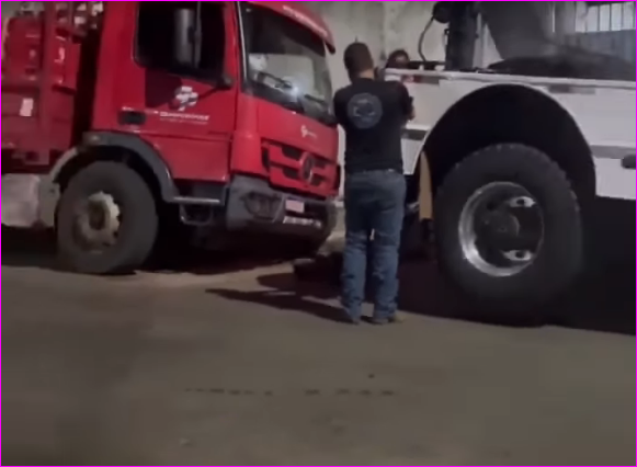 Caminhão afunda em esgoto em Primavera