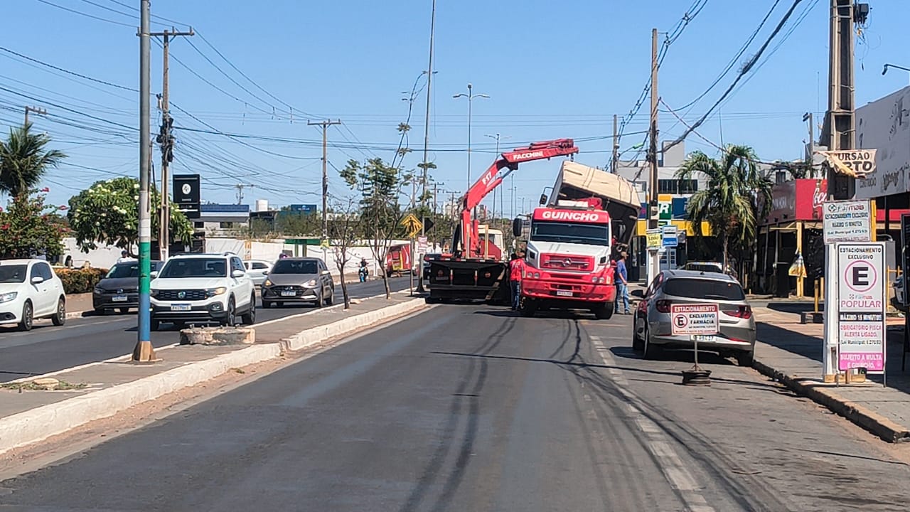 Caminhão enrosca em fios e bloqueia avenida em Várzea Grande