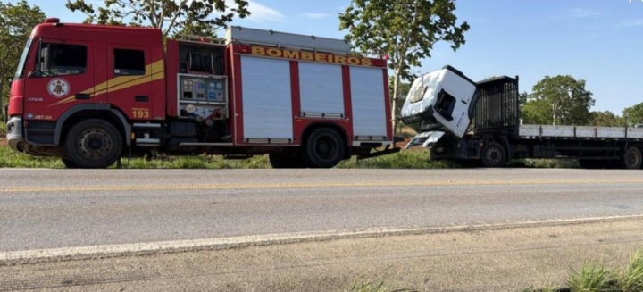 Caminhão pega fogo na BR-070 e assusta motorista em Cáceres