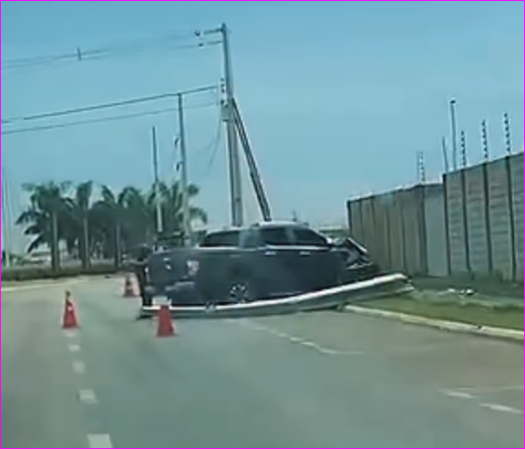 Caminhonete bate em poste em Primavera do Leste