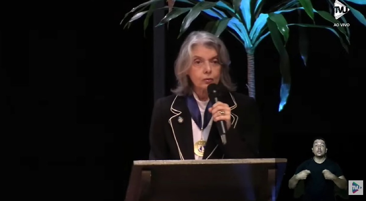 Cármen Lúcia defende urnas e democracia em Cuiabá