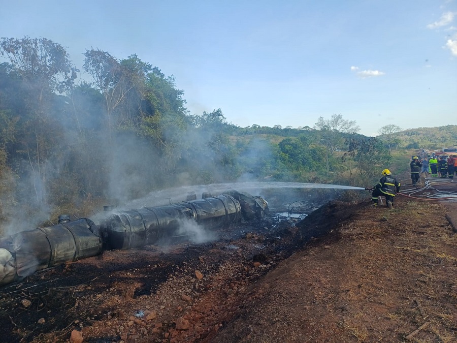 Carreta com diesel tomba e incendeia na BR-163 em Guarantã do Norte