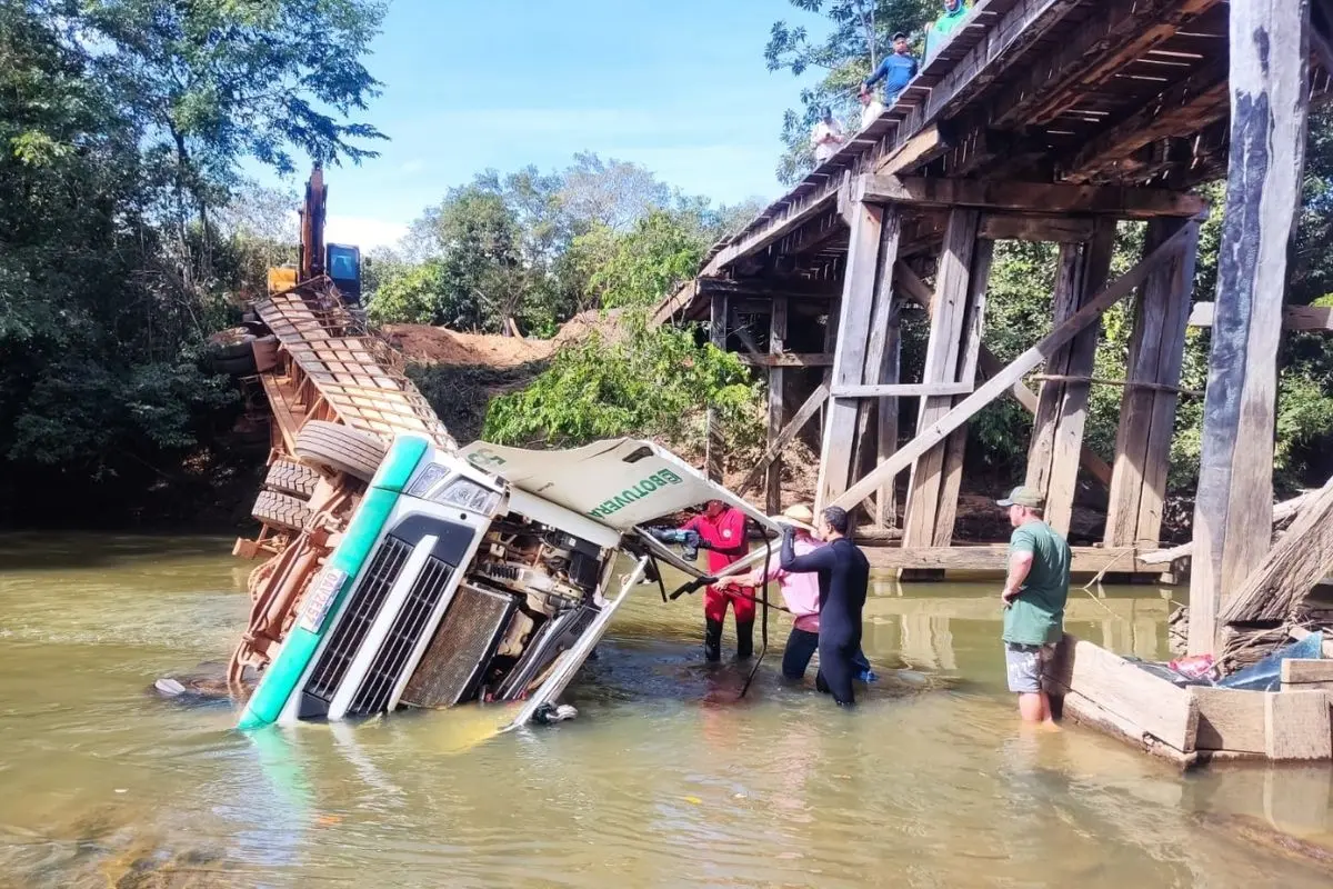 Carreteiro morre afogado após acidente em rio de MT