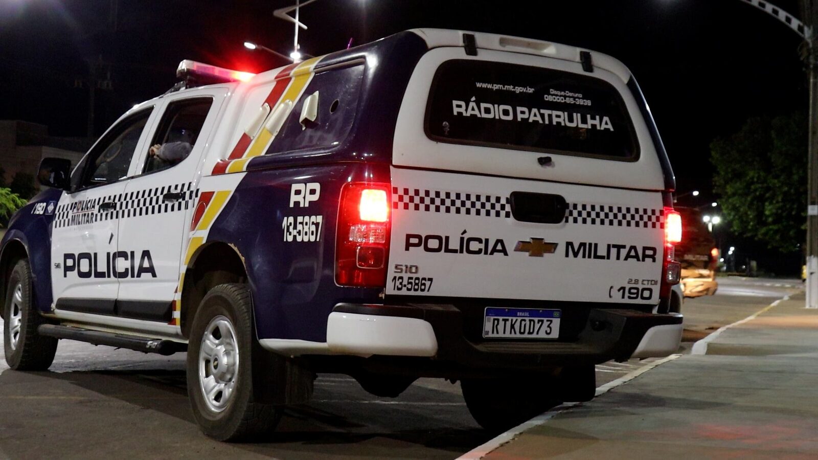 Carro abandonado há um mês é apreendido pela PM em Água Boa