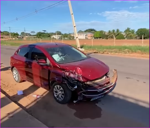 Carro bate em poste e deixa feridos na madrugada em Querência