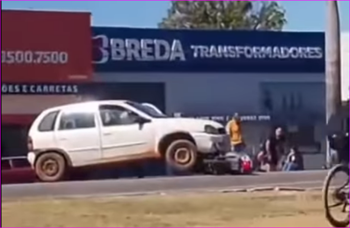 Carro fica sobre motocicleta após acidente em Primavera