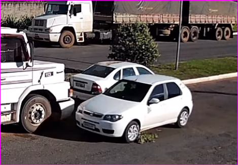 Carro invade contramão após arrancar árvore em Primavera do Leste (MT)