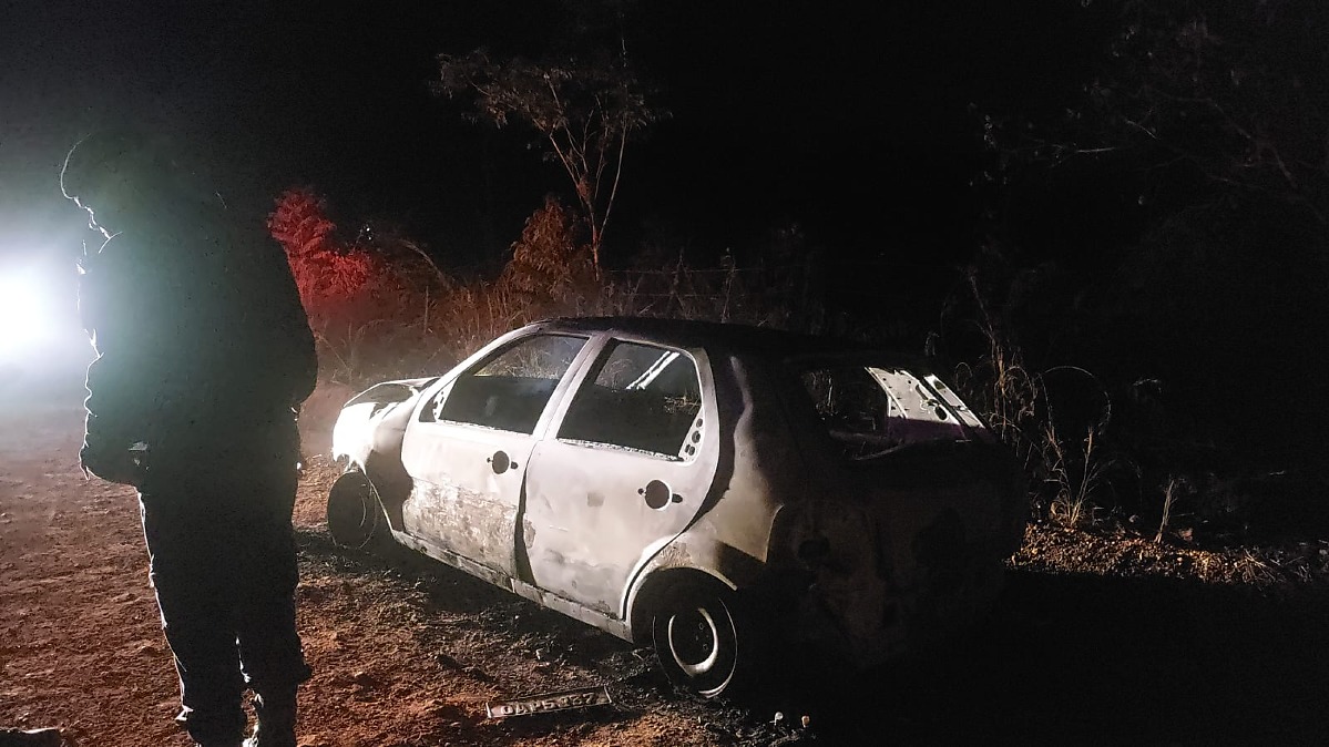 Carro pega fogo em zona rural de Cuiabá e mobiliza equipes