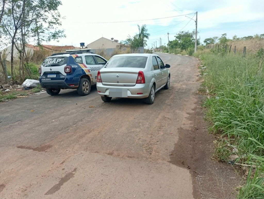 Carro roubado é recuperado e cinco são detidos em Cuiabá
