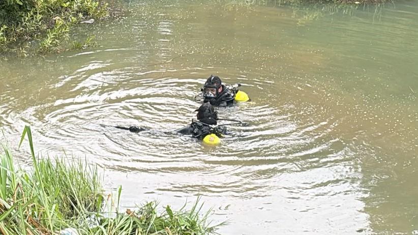 Carro submerso em lago às margens da BR-163 é retirado em Lucas do Rio Verde