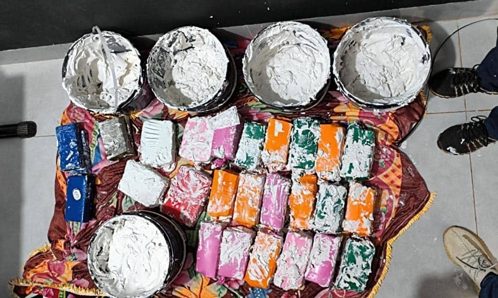 Casal é preso com 26 kg de drogas em baldes em Confresa
