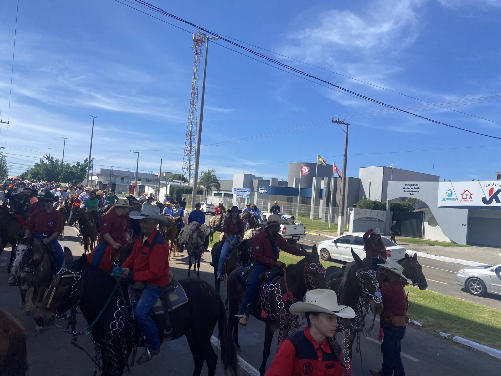 Cavalgada reúne multidão em Primavera do Leste