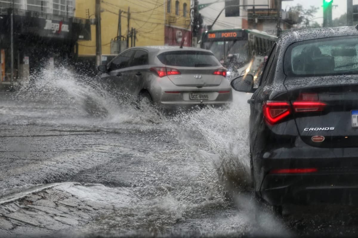 Chuva forte causa alagamentos e quedas de árvores em Cuiabá