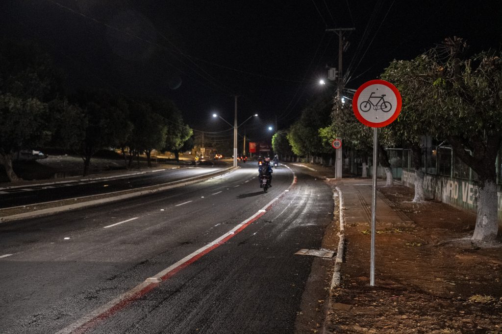 Ciclofaixa ganha LED solar na Avenida dos Estudantes em