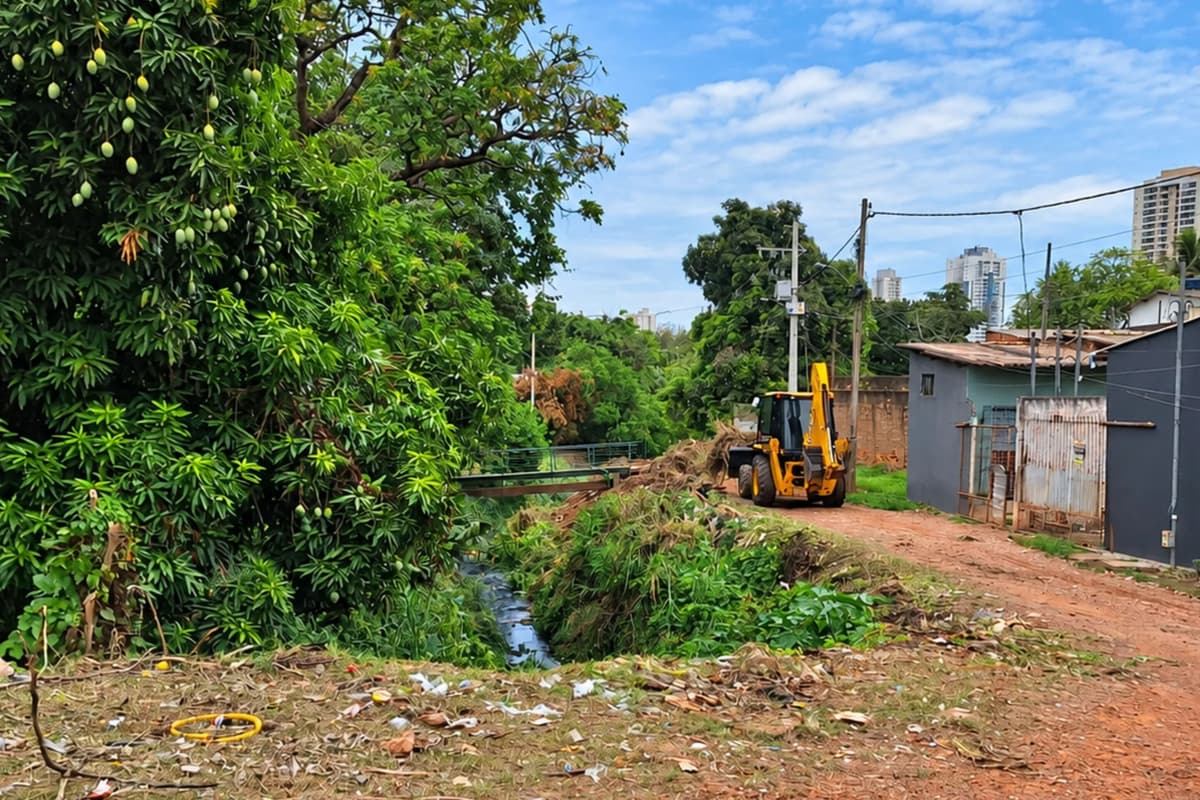 Córrego Abacaxi em Cuiabá passa por limpeza e recebe 20 caminhões de lixo