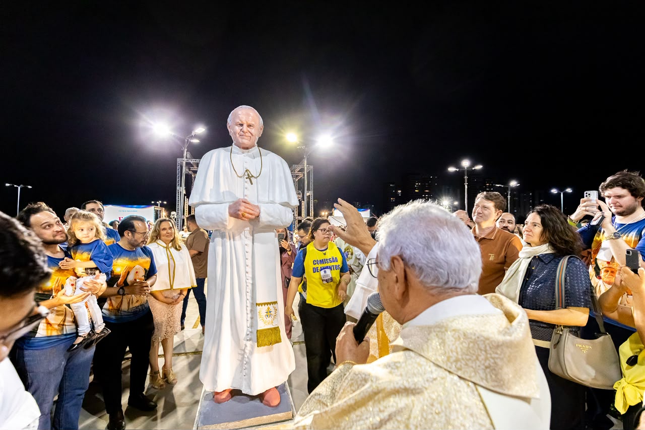 Cuiabá inaugura escultura de João Paulo II e revive visita de 1991 em MT