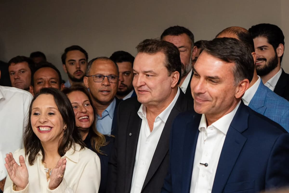 Deputados de MT entregam carta de apoio a Flávio Bolsonaro em Brasília