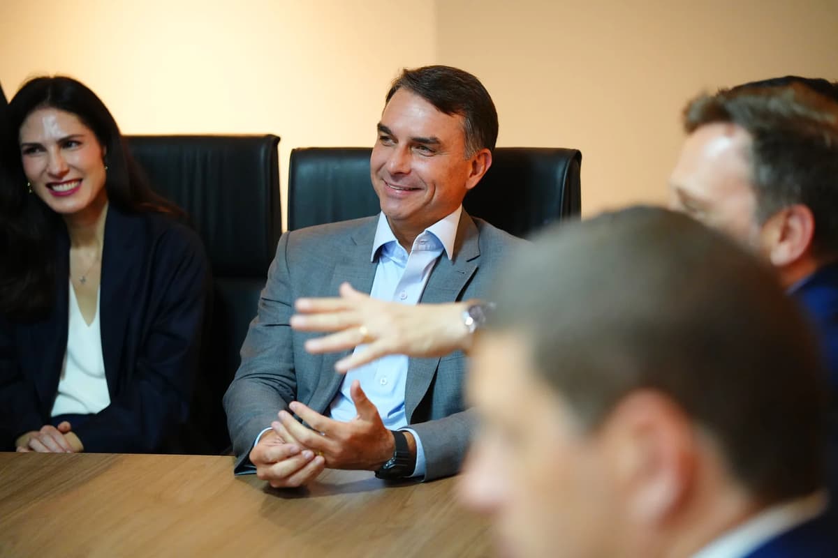 Direita convoca prefeitos em Cuiabá para alavancar Flávio Bolsonaro