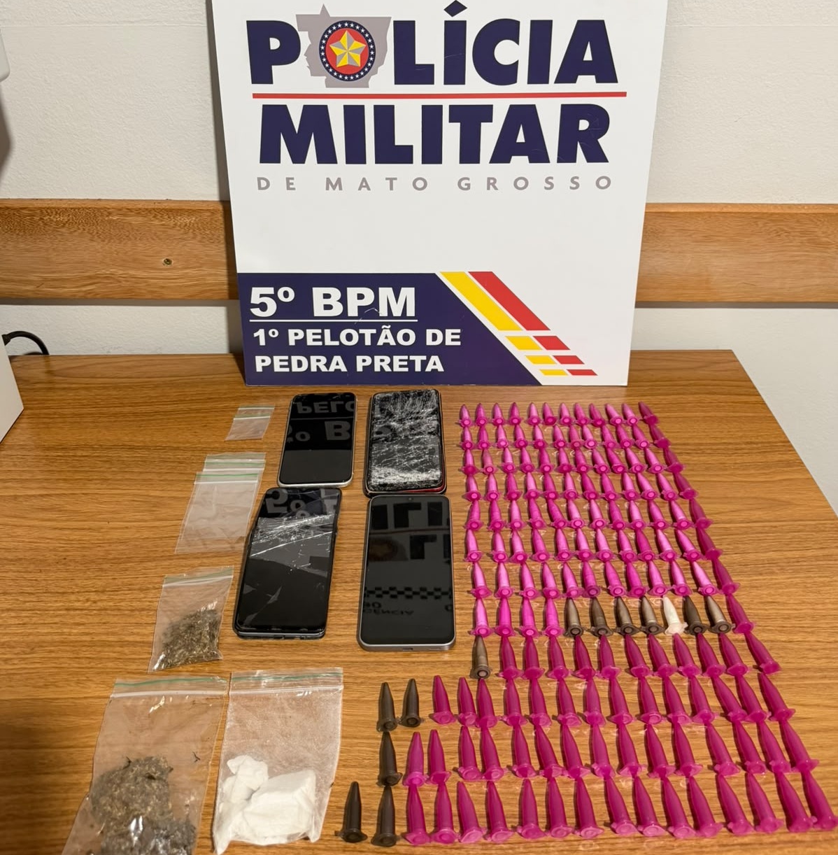 Droga é apreendida em casa com criança em Pedra Preta