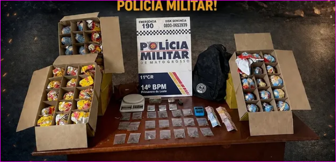 PM apreende drogas e itens ligados a facção em Primavera