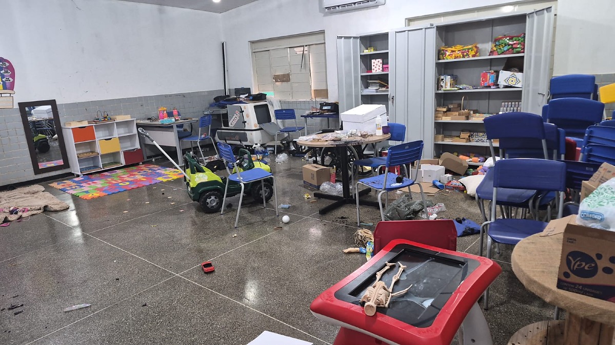 Escola municipal é invadida e revirada durante madrugada em Cuiabá