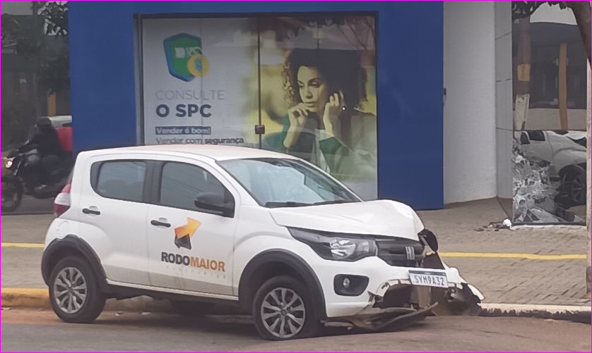 Fiat Mobi invade CDL após motorista perder controle em Primavera