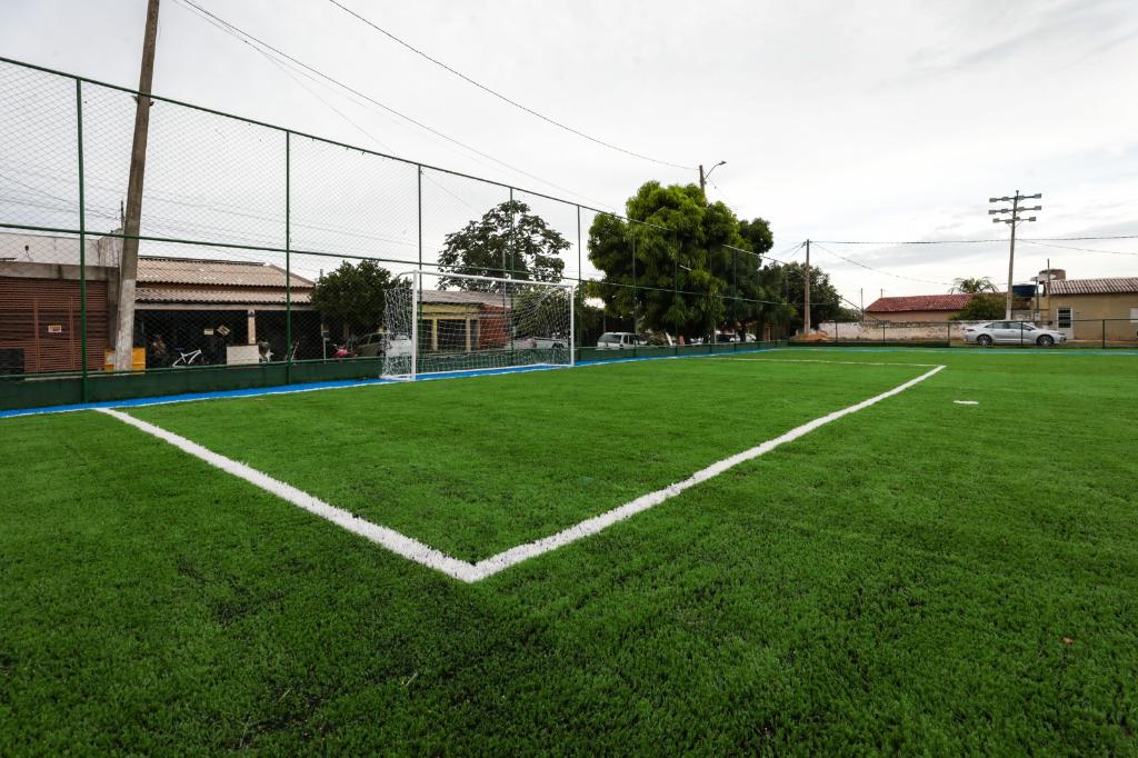 Governador entrega novo campo sintético em Cuiabá