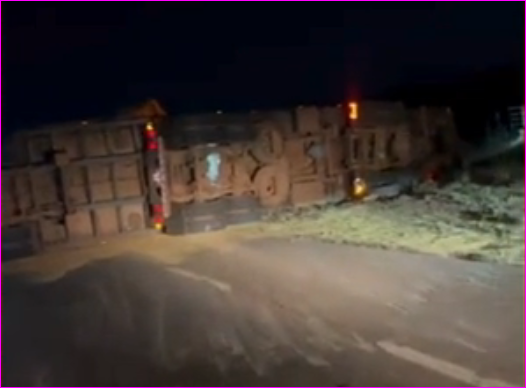 Grave acidente entre carreta e carro deixa vítima presa na MT-130
