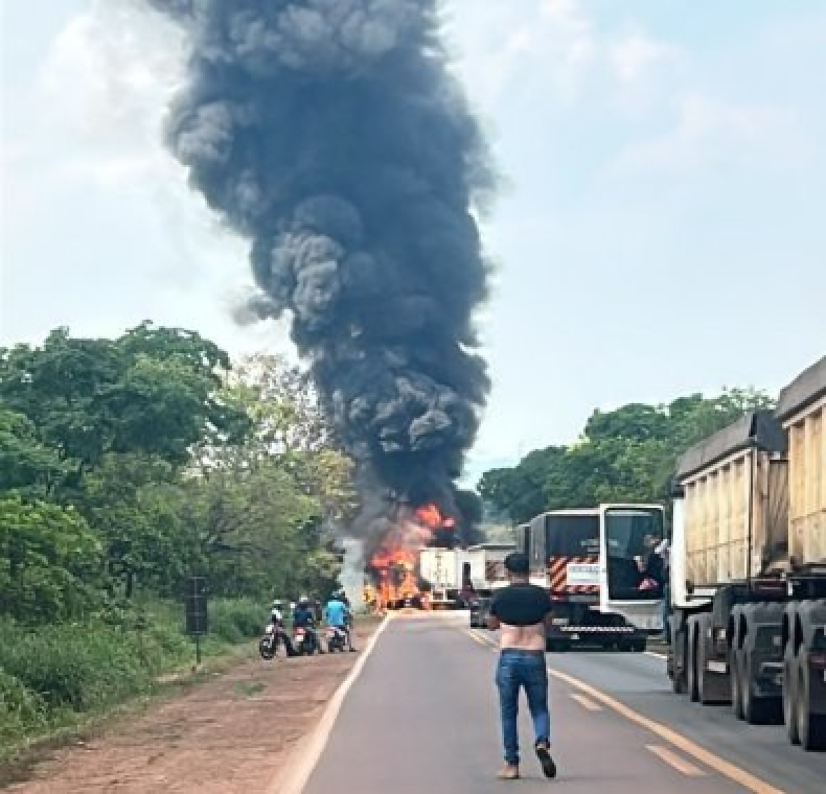 Grave batida entre carretas na BR-364 em Rosário Oeste deixa um morto