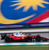 Hamilton recebe advertência e Ferrari é multada após quase batida
