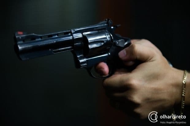 Homem baleado no rosto ao comprar água em rodoviária em Cáceres