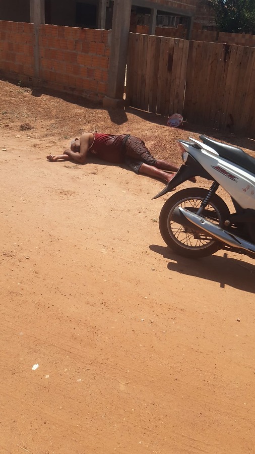 Homem é assassinado a facadas em avenida de MT