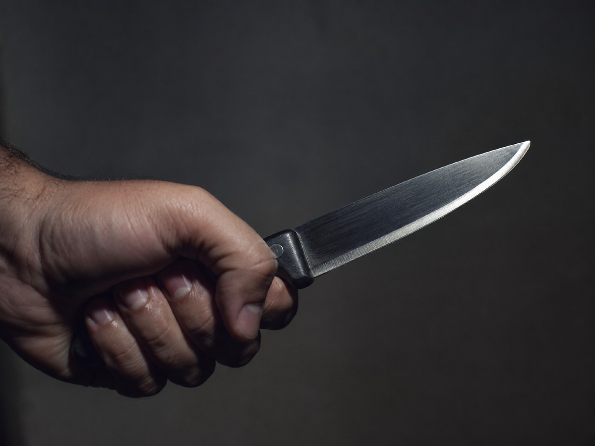 Homem é esfaqueado por vizinho após briga de cachorro em MT