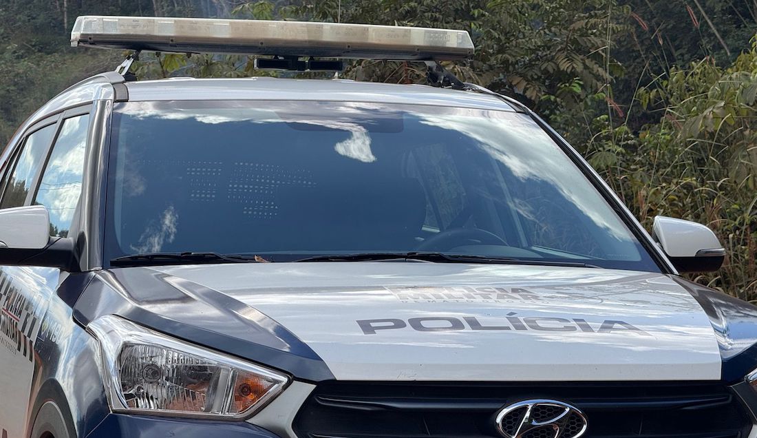 Homem é preso após imobilizar companheira dentro de veículo em MT