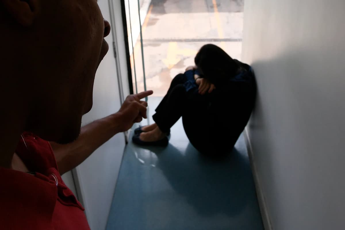 Homem é preso após morder esposa, socar sua boca e espancar filhos em Cuiabá