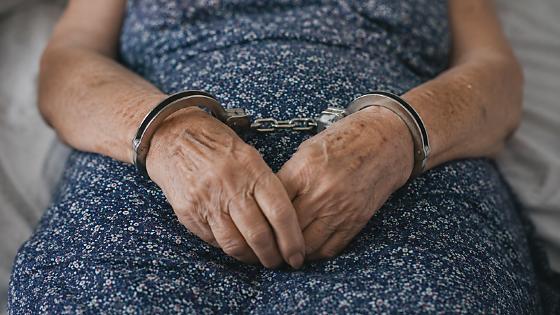 Idosa é presa por matar companheiro em Cuiabá