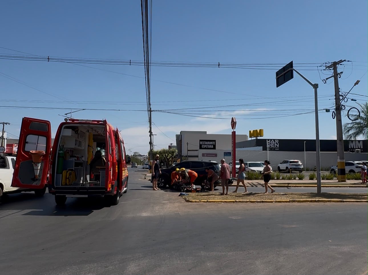 Idosa se fere em colisão entre carro e moto em Lucas do Rio Verde