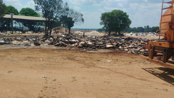 Incêndio atinge aterro sanitário e destrói recicláveis em Colíder